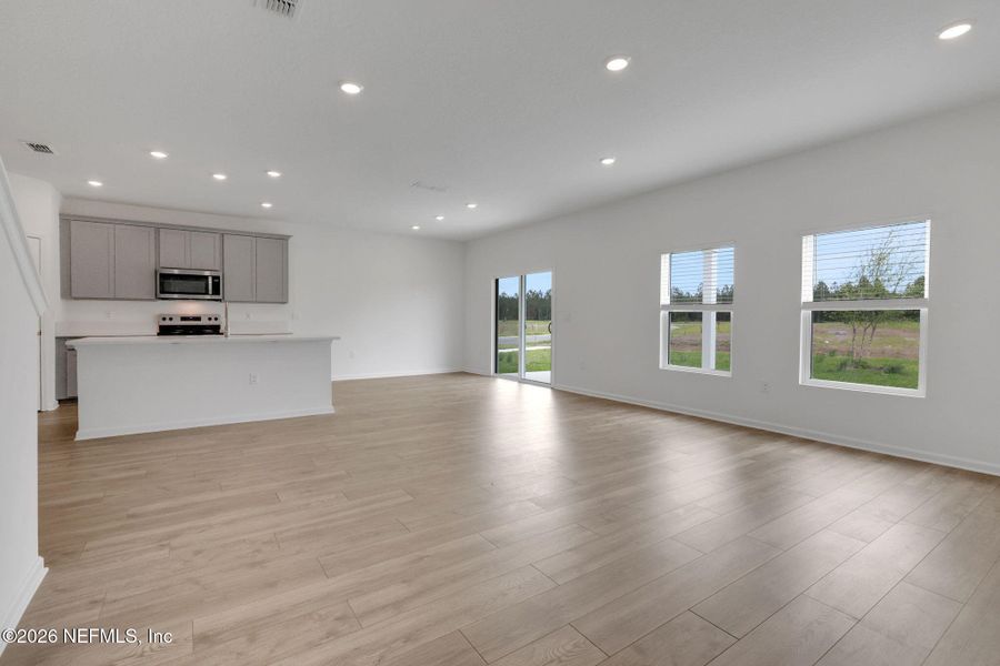 Spacious, unfurnished interior of a new home in Amberly, Green Cove Springs (Image 32).