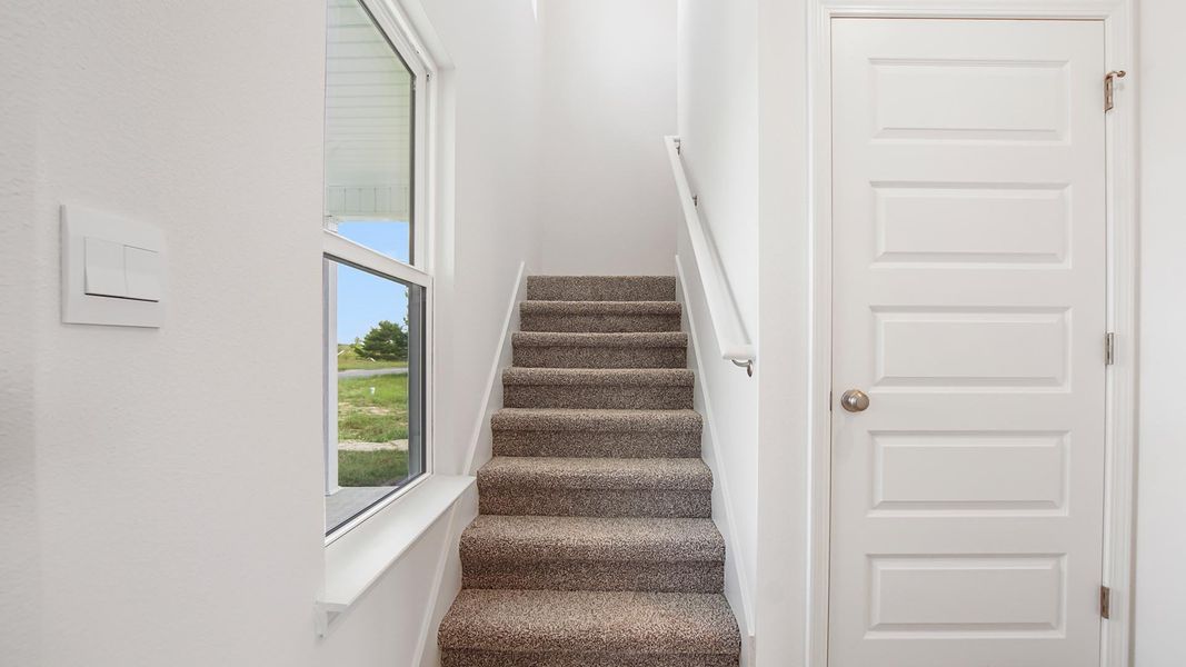 Spacious, unfurnished interior of a new home in Owl's Head East, Freeport (Image 17).