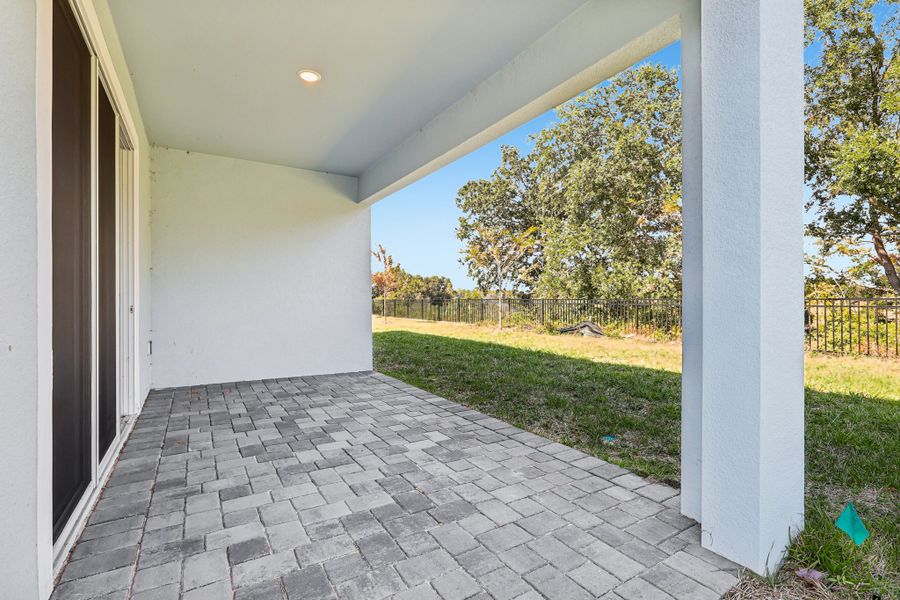 Exterior details and patio area of a home in Oakstone Farms, Leesburg (Image 4).