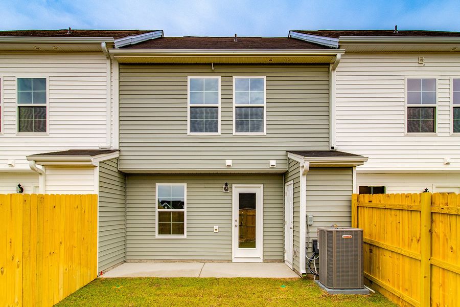 Exterior details and patio area of a home in Astoria, Columbia (Image 18).