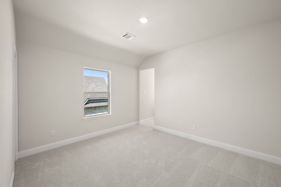 Spacious, unfurnished interior of a new home in Myrtle Creek, Waxahachie (Image 24).