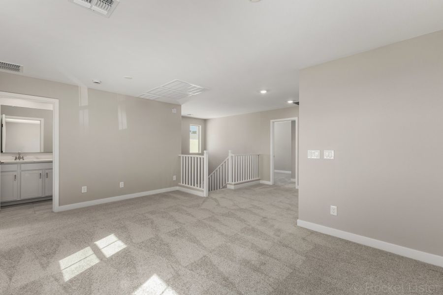 Spacious, unfurnished interior of a new home in Rialta, Mesa (Image 8).