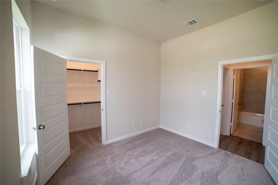 Spacious, unfurnished interior of a new home in , Brenham (Image 19).