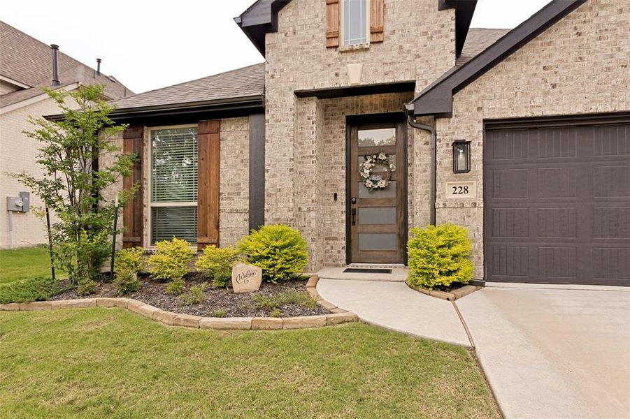 Exterior details and patio area of a home in Sunset Ridge, Alvarado (Image 3).