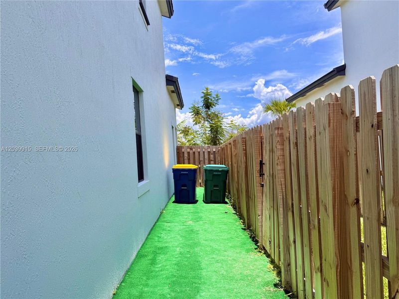 Exterior details and patio area of a home in , Dania Beach (Image 3).