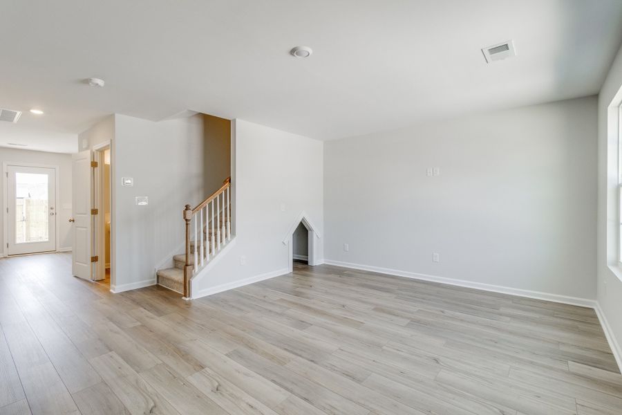 Spacious, unfurnished interior of a new home in Astoria, Columbia (Image 13).