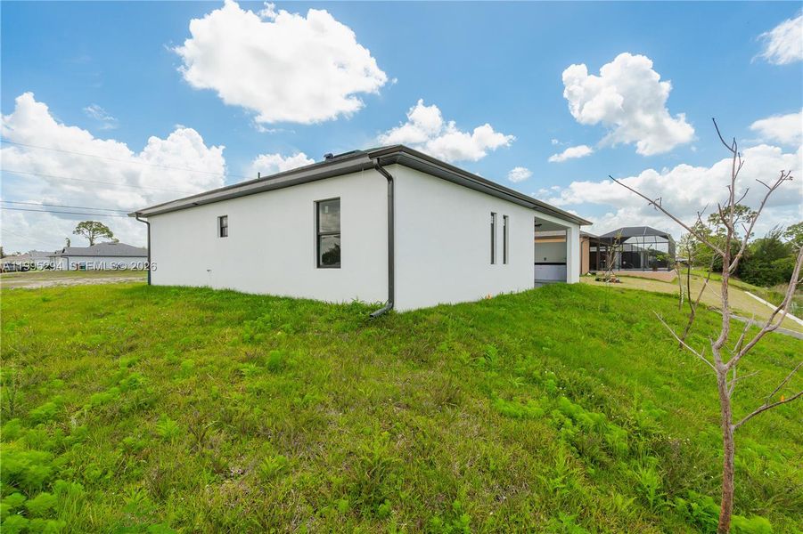 Exterior details and patio area of a home in , Cape Coral (Image 25).