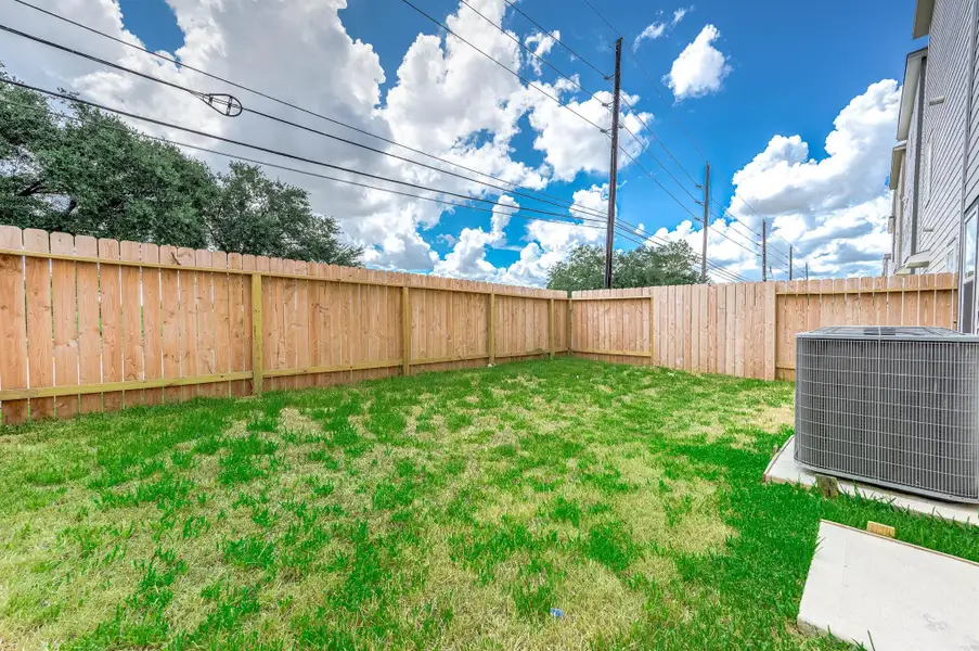 Fully fenced back yard- plenty of room for relaxation, playtime, or dogs to run around! Fully fenced back yard- plenty of room for relaxation, playtime, or dogs to run around!