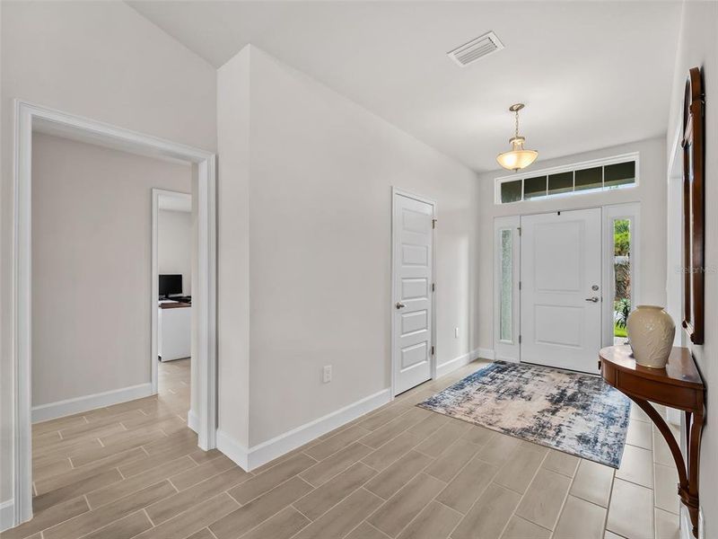 Spacious, unfurnished interior of a new home in Port Charlotte, Port Charlotte (Image 24).
