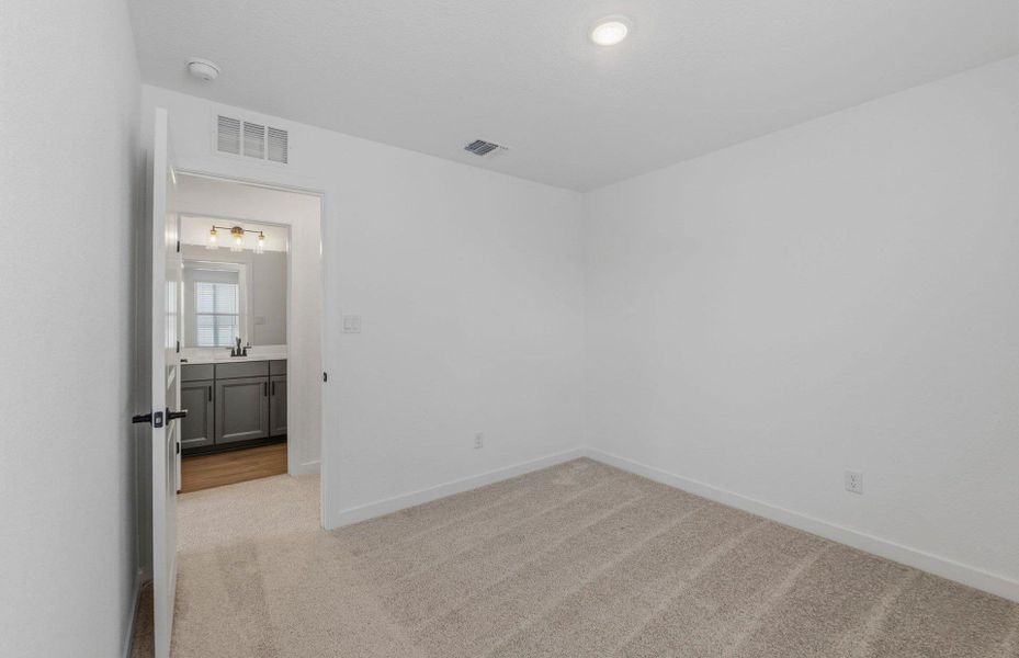 Spacious, unfurnished interior of a new home in Santa Rita Ranch, Liberty Hill (Image 24).
