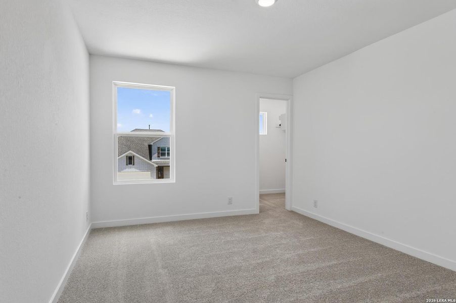 Spacious, unfurnished interior of a new home in Nopal Valley, San Antonio (Image 29).