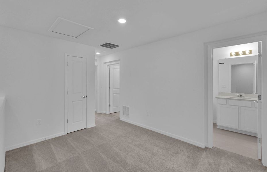Spacious, unfurnished interior of a new home in Normandy Pines, Jacksonville (Image 21).
