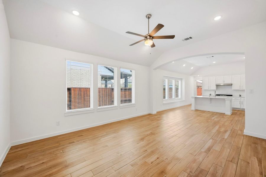 Spacious, unfurnished interior of a new home in Meridiana, Iowa Colony (Image 23).