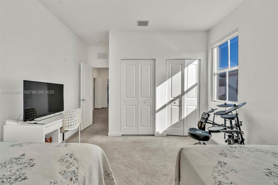 Furnished interior view inside a new home in , Coral Springs (Image 12).