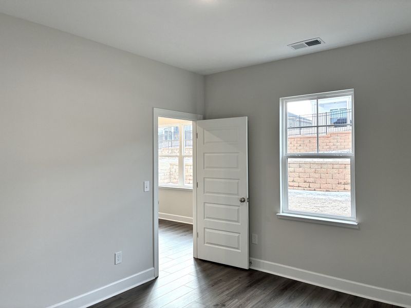 Spacious, unfurnished interior of a new home in Holly Ridge, Greenville (Image 23).