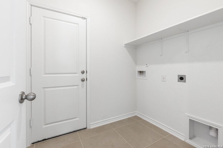 Spacious, unfurnished interior of a new home in Southton Cove, Elmendorf (Image 27).