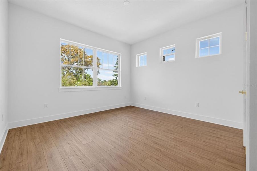 Spacious, unfurnished interior of a new home in , St. Petersburg (Image 25).