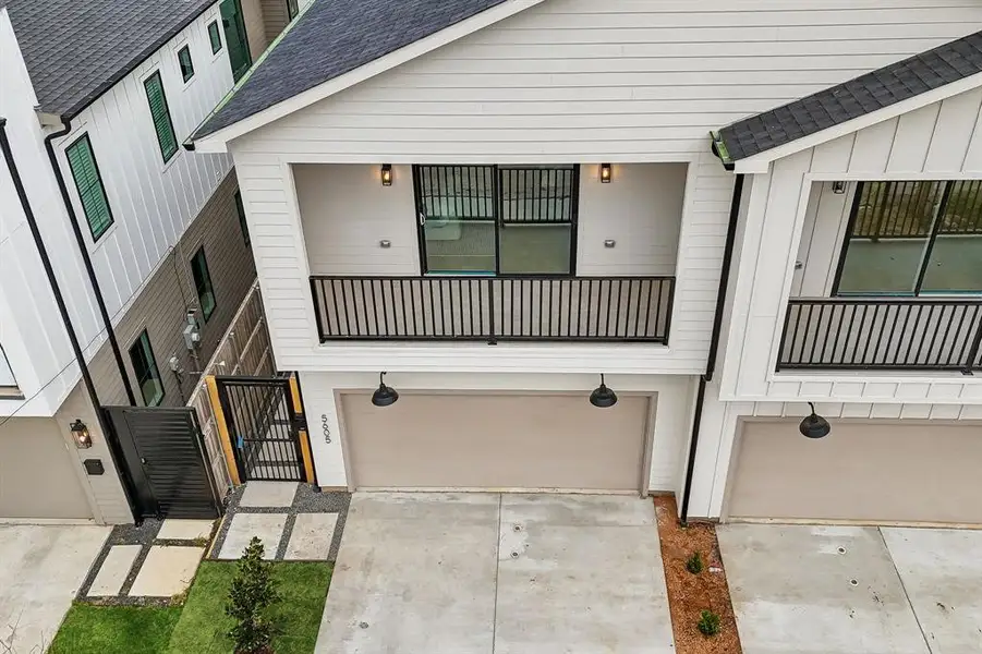 Exterior details and patio area of a home in , Dallas (Image 4).