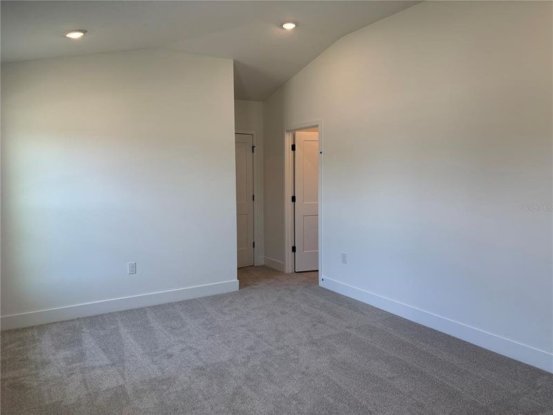 Spacious, unfurnished interior of a new home in Arbor Park, Leesburg (Image 8).