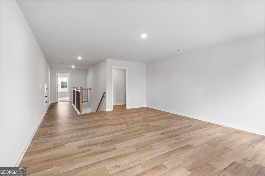 Spacious, unfurnished interior of a new home in Rosewood Lake Preserve, Hoschton (Image 27).