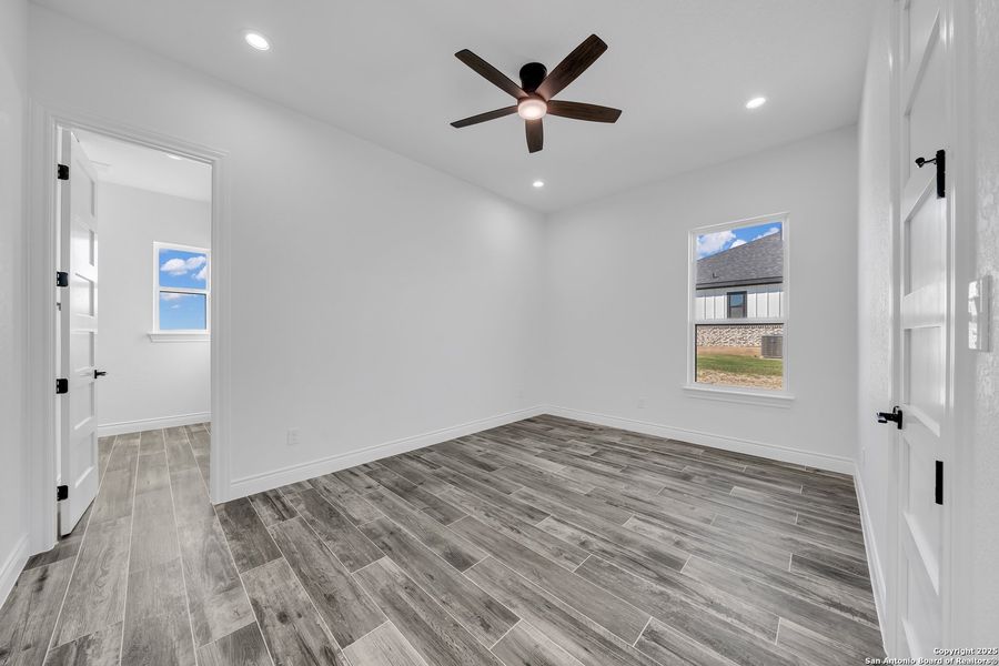 Spacious, unfurnished interior of a new home in , La Vernia (Image 22).