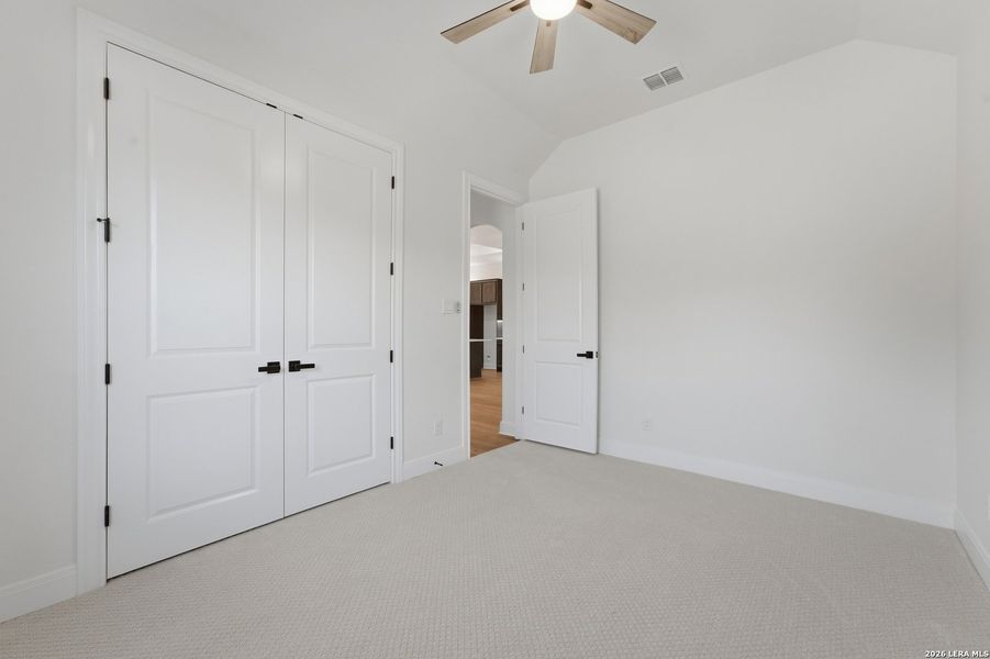Spacious, unfurnished interior of a new home in , Canyon Lake (Image 22).