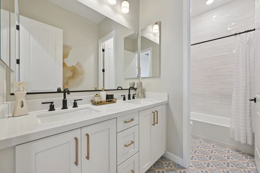 Secondary full bathroom