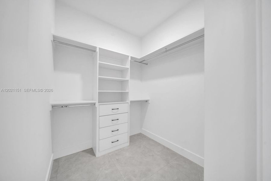 Spacious, unfurnished interior of a new home in , Lehigh Acres (Image 13).