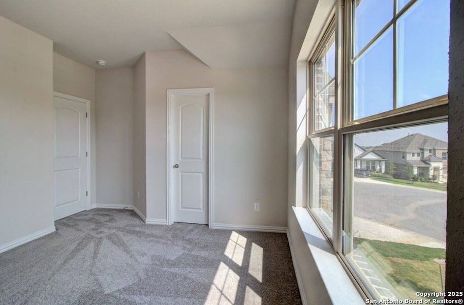 Spacious, unfurnished interior of a new home in Stream Waters, Seguin (Image 13).