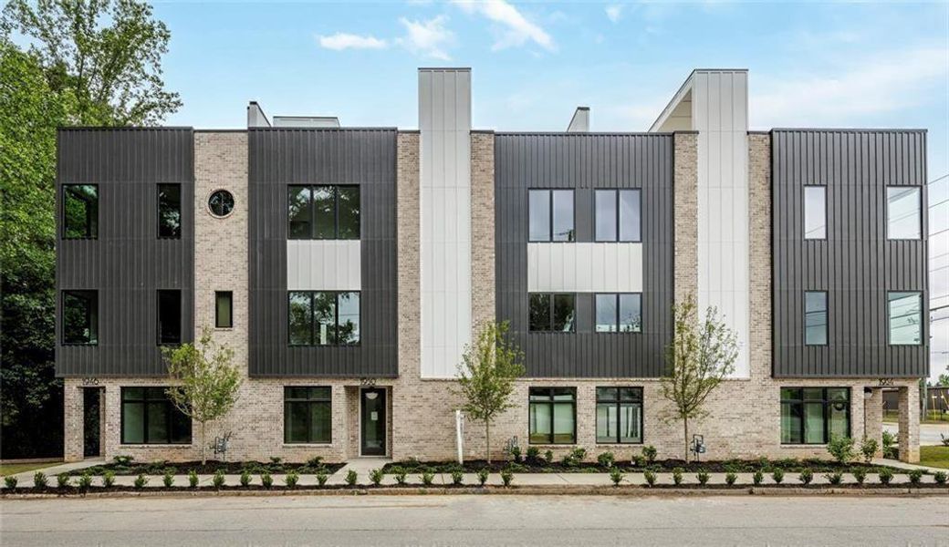Condo located in Atlanta, GA showcasing its design and architecture (Image 3).