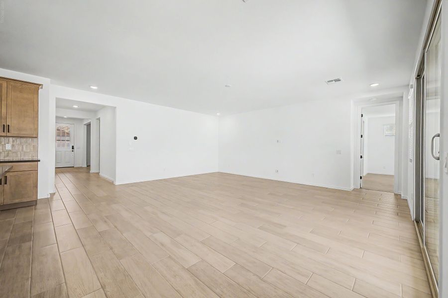 Spacious, unfurnished interior of a new home in Las Ventanas - RV Collection, Goodyear (Image 8).