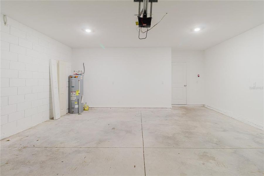 Spacious, unfurnished interior of a new home in Peace Creek Reserve, Winter Haven (Image 31). Spacious, unfurnished interior of a new home in Peace Creek Reserve, Winter Haven (Image 31).