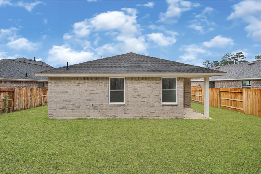Exterior details and patio area of a home in Stonebrooke, Conroe (Image 16).