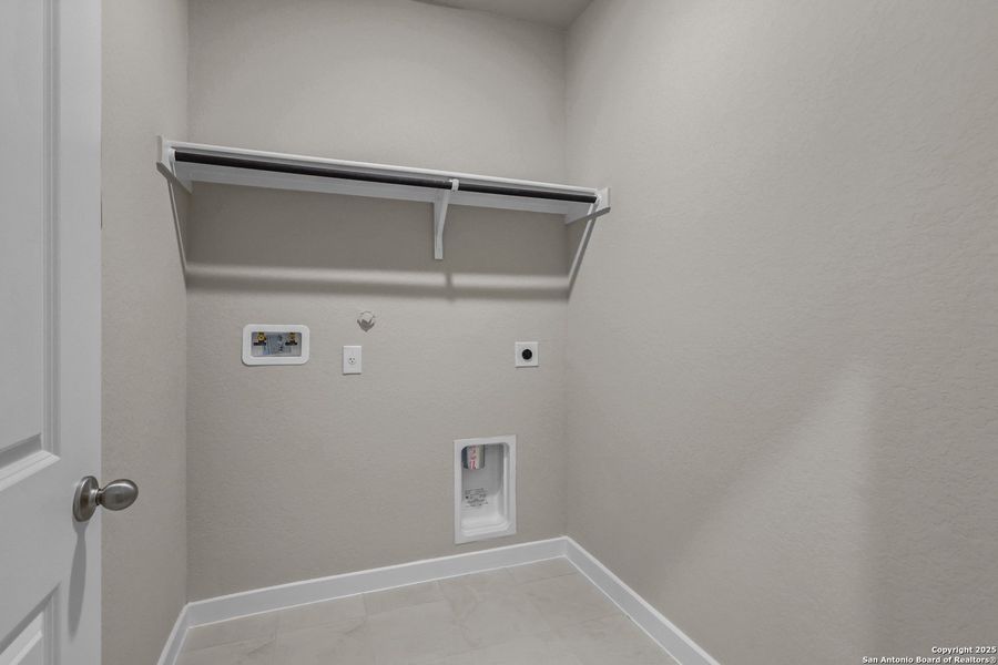 Spacious, unfurnished interior of a new home in Garden Grove, Schertz (Image 23).