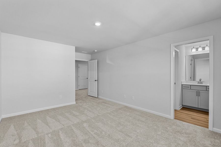 Spacious, unfurnished interior of a new home in Fieldstone, Lexington (Image 41).
