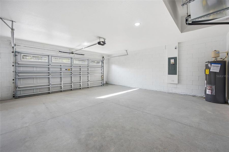 Spacious, unfurnished interior of a new home in , Citrus Springs (Image 28).