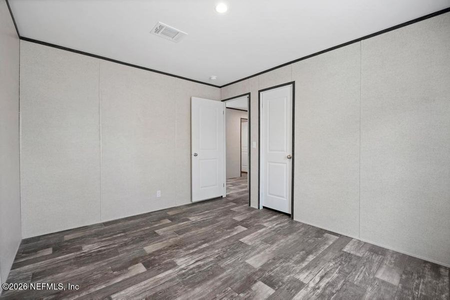 Spacious, unfurnished interior of a new home in , Middleburg (Image 20).