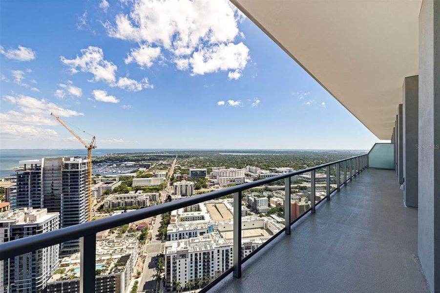 Condo located in St. Petersburg, FL showcasing its design and architecture (Image 5).