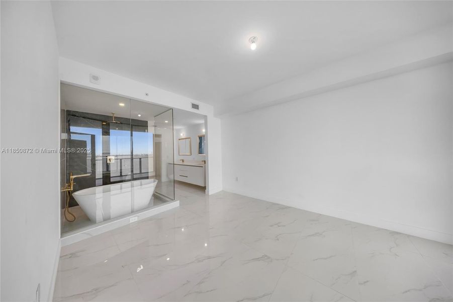 Spacious, unfurnished interior of a new home in , Miami (Image 26).