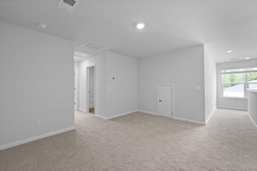 Spacious, unfurnished interior of a new home in Sheep Island, Summerville (Image 14).