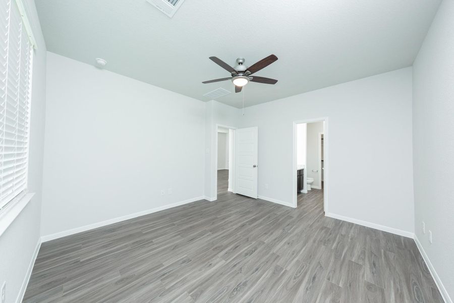Spacious, unfurnished interior of a new home in Bammel Oaks, Houston (Image 16).