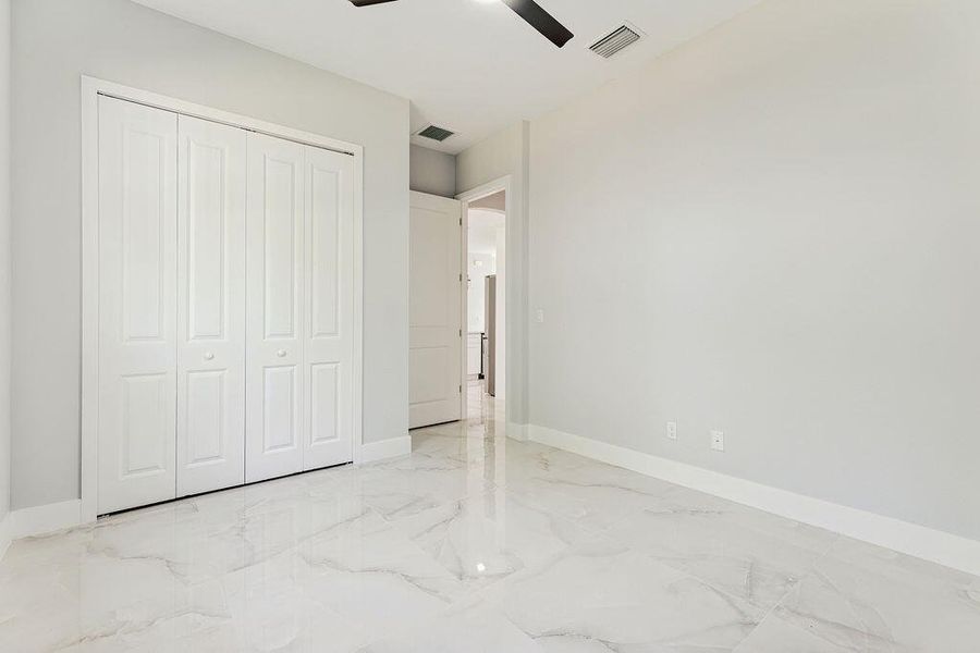 5DM40011_2_3_4_5Interior01