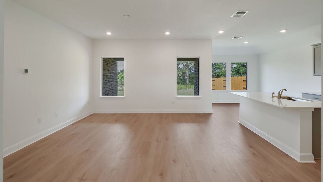 Representative unfurnished interior of a home built from the The Alvin by D.R. Horton in Riverview, Georgetown (Image 8).