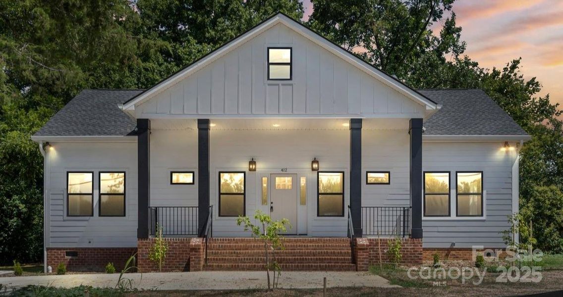 Beautiful farmhouse style new bulid on a large lot located walkign distance form downtown Rock Hill Beautiful farmhouse style new bulid on a large lot located walkign distance form downtown Rock Hill