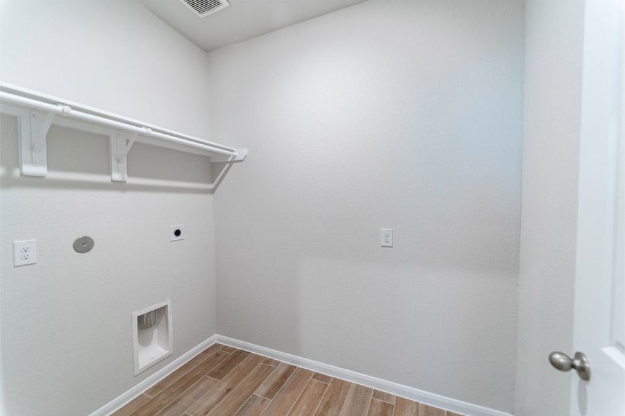 Spacious, unfurnished interior of a new home in Canterra Creek, Rosharon (Image 21).