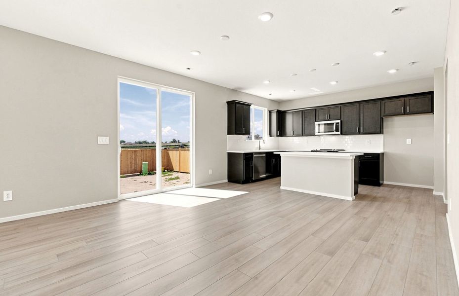 Spacious, unfurnished interior of a new home in Murata Farms, Fort Lupton (Image 40).
