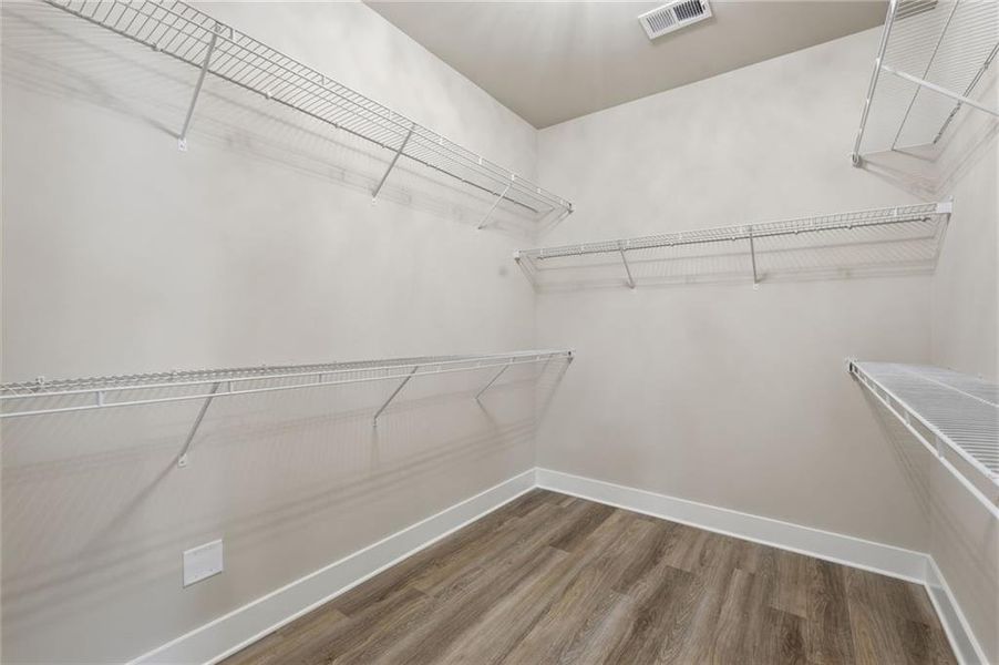 Spacious, unfurnished interior of a new home in , Gainesville (Image 17).