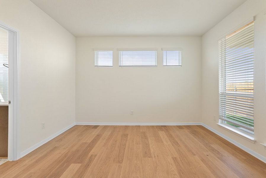 Spacious, unfurnished interior of a new home in Porter Country, Buda (Image 18).