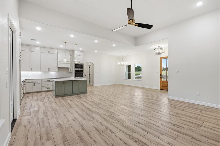 Spacious, unfurnished interior of a new home in , Weatherford (Image 25).
