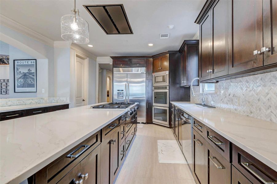 GORGEOUS KITCHEN WITH BUILT-IN FRIDGE, FRIDGE/FREEZER DRAWERS, COMMERCIAL RANGE & EXHAUST